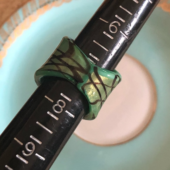 Vintage Green Art Glass Ring - Picture 4 of 6
